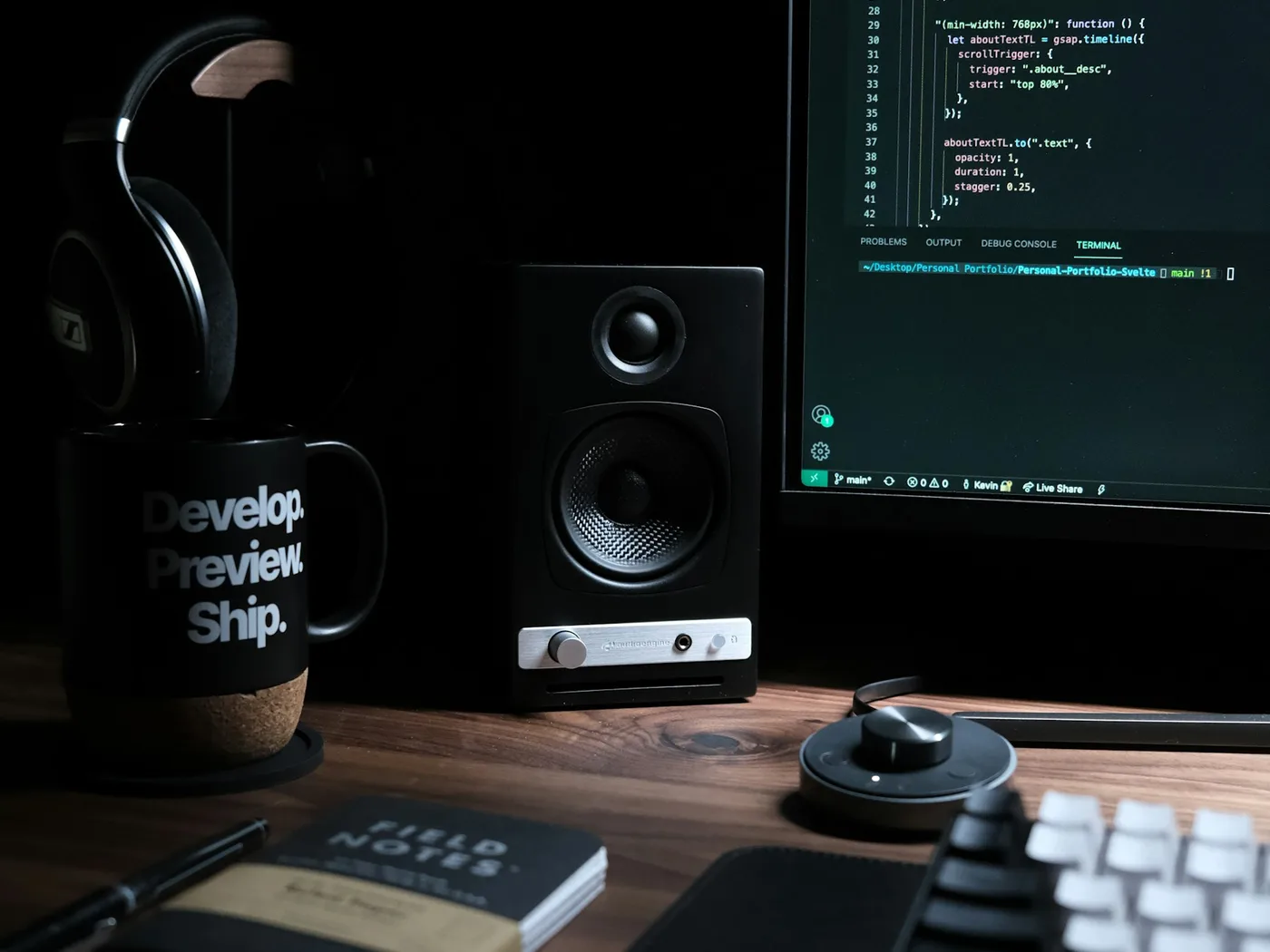 Photographie d’ambiance d’un espace de travail informatique